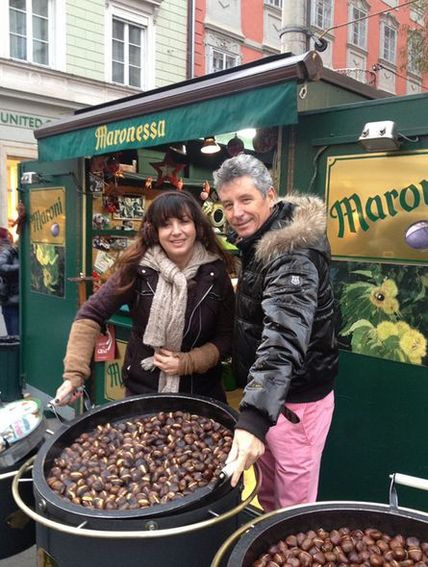 Mann und Frau beim Maronistand